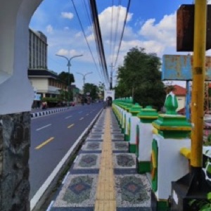 Depuis Yogyakarta, au centre de l'île de Java, on trouve à proximité le temple bouddhique de Borobudur, à l'ouest, et le temple hindouiste de Prambanan, à l'est..#Indonesia #temple #borobudur